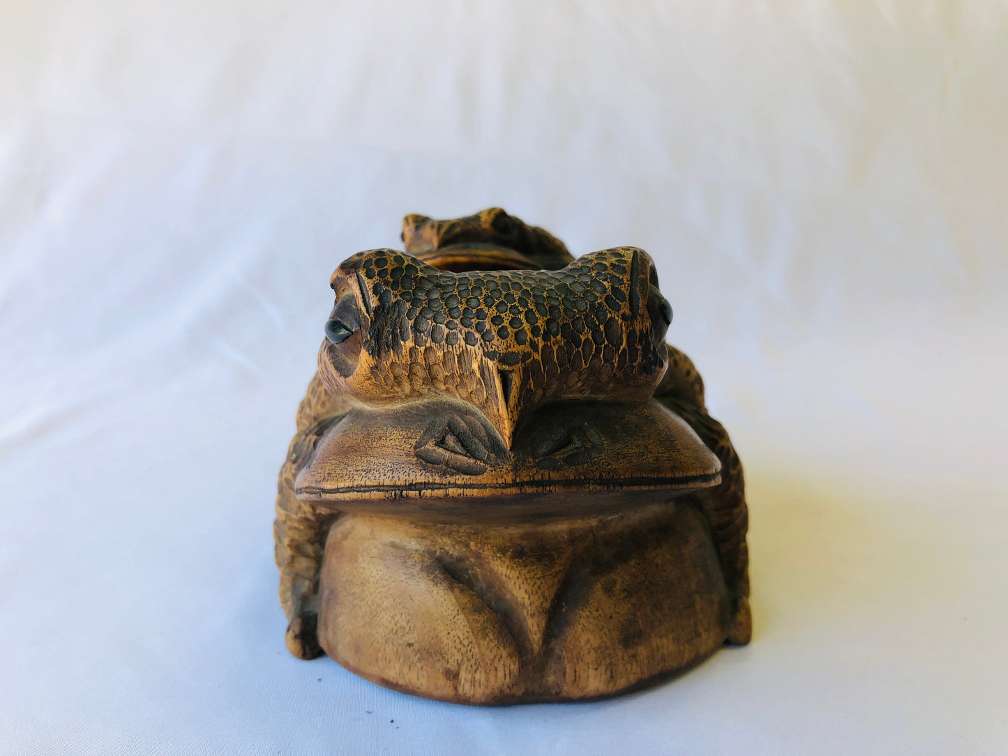 Y4709 OKIMONO wood carving Frogs figurine signed Japan antique figure interior