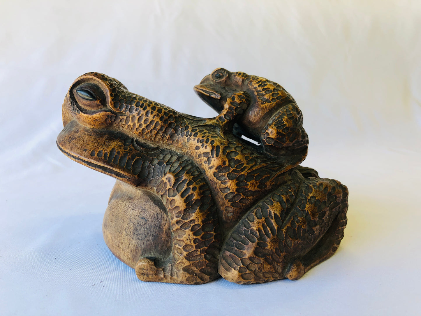 Y4709 OKIMONO wood carving Frogs figurine signed Japan antique figure interior