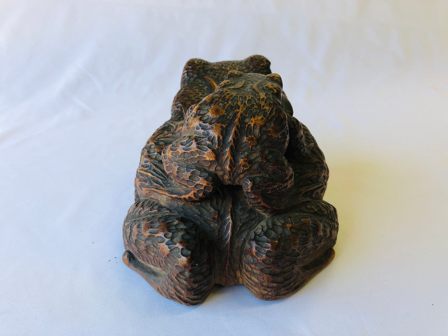 Y4709 OKIMONO wood carving Frogs figurine signed Japan antique figure interior