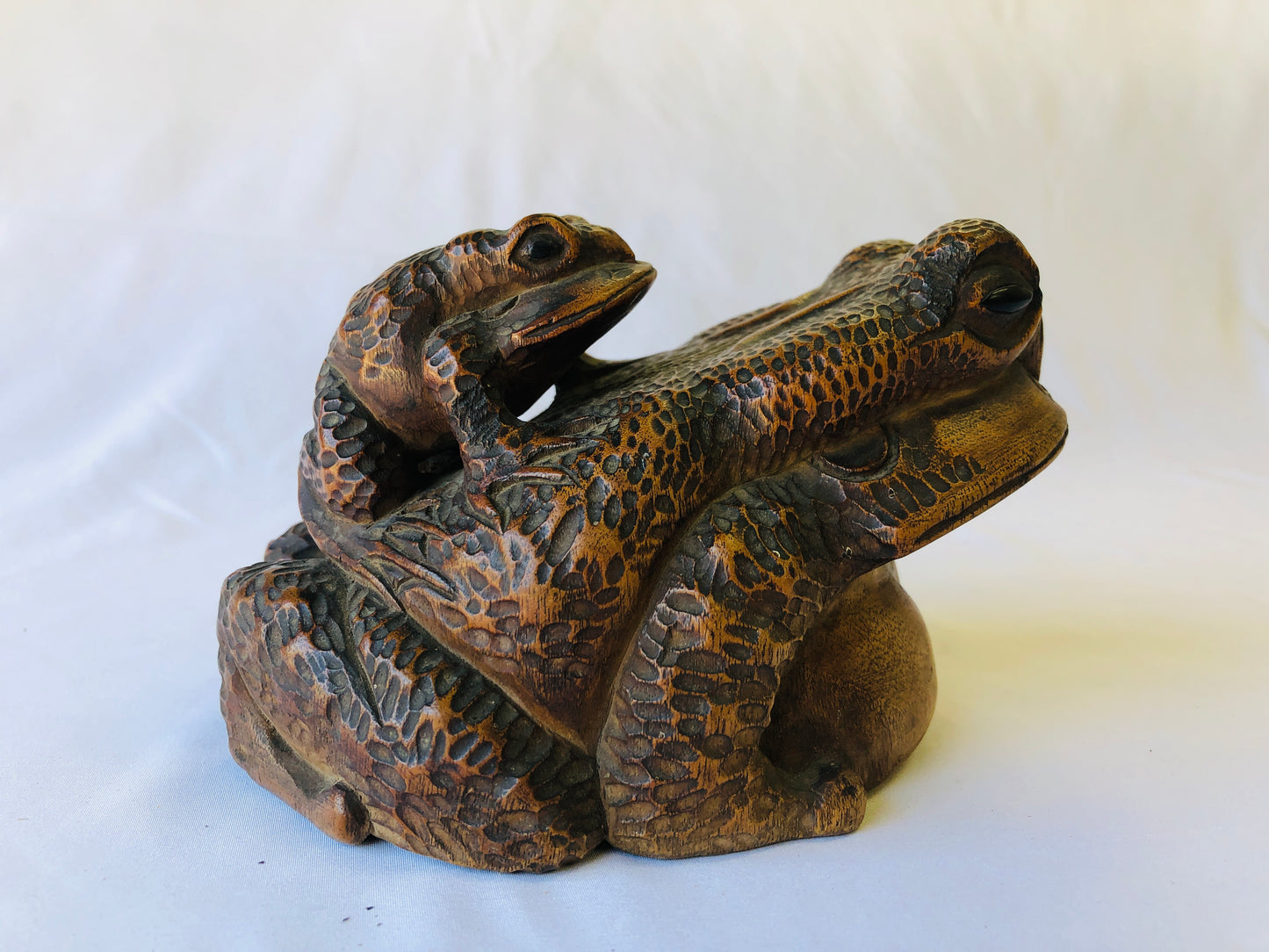 Y4709 OKIMONO wood carving Frogs figurine signed Japan antique figure interior