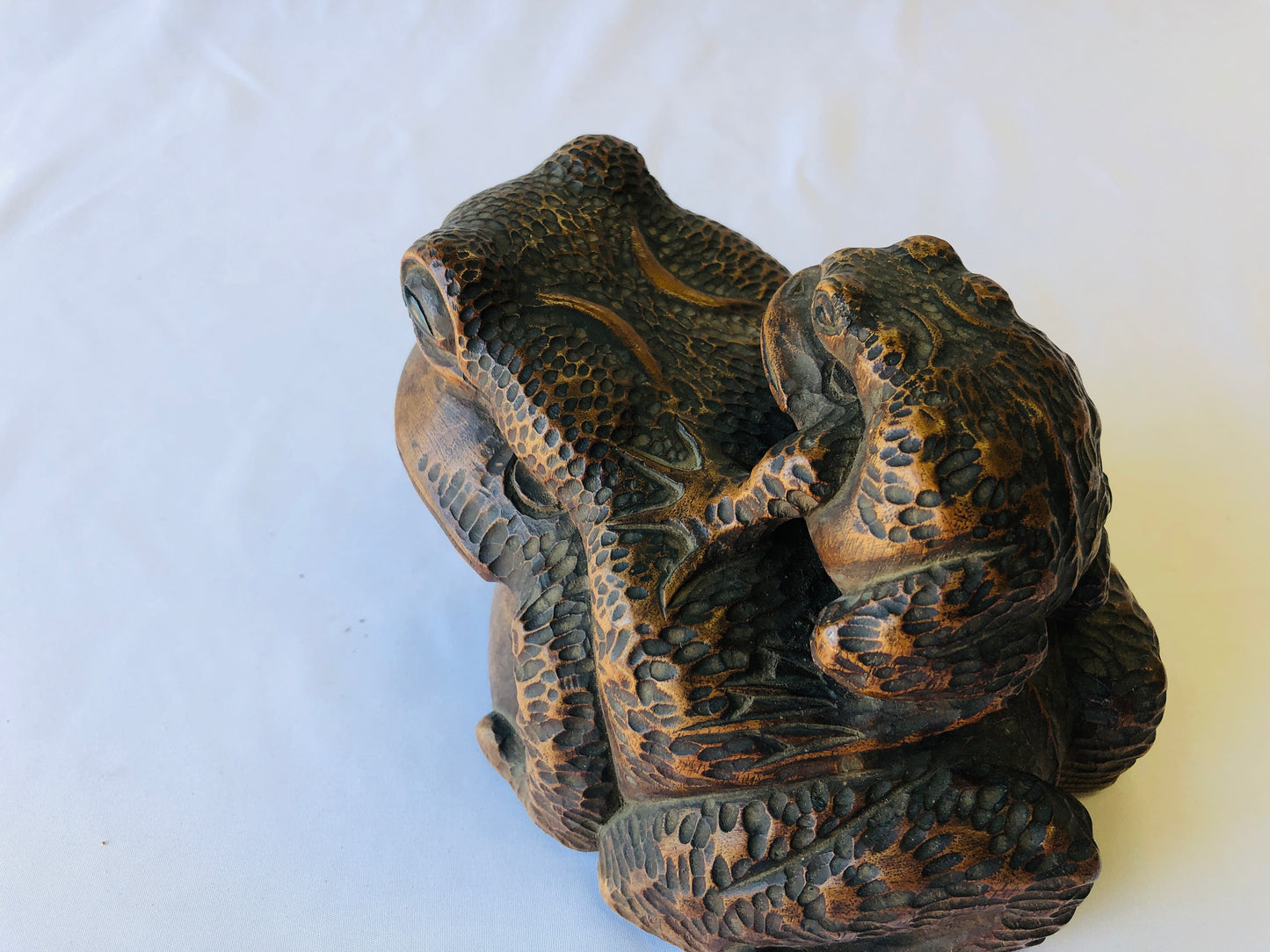 Y4709 OKIMONO wood carving Frogs figurine signed Japan antique figure interior