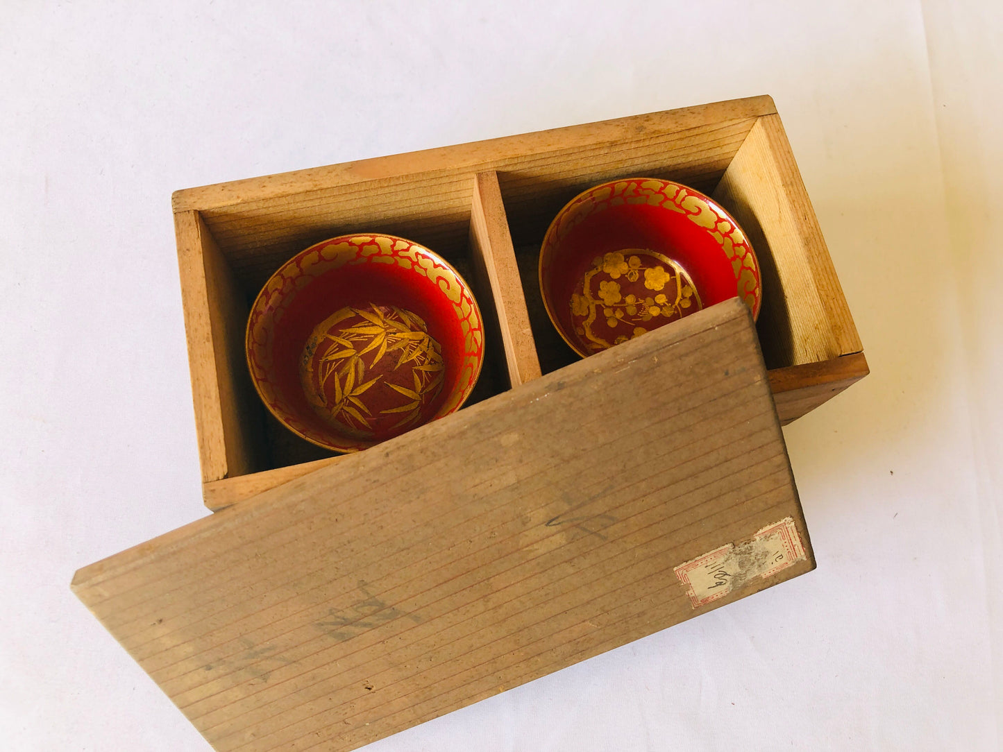 Y4957 CHAWAN sake cup set of 2 box vermillion gold makie lacquer Japan antique