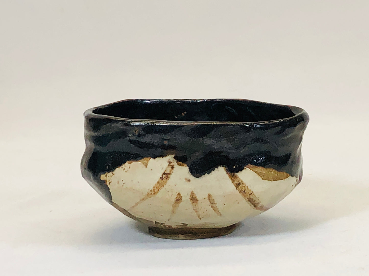 Y5218 CHAWAN Oribe-ware black signed Japan antique tea ceremony pottery bowl