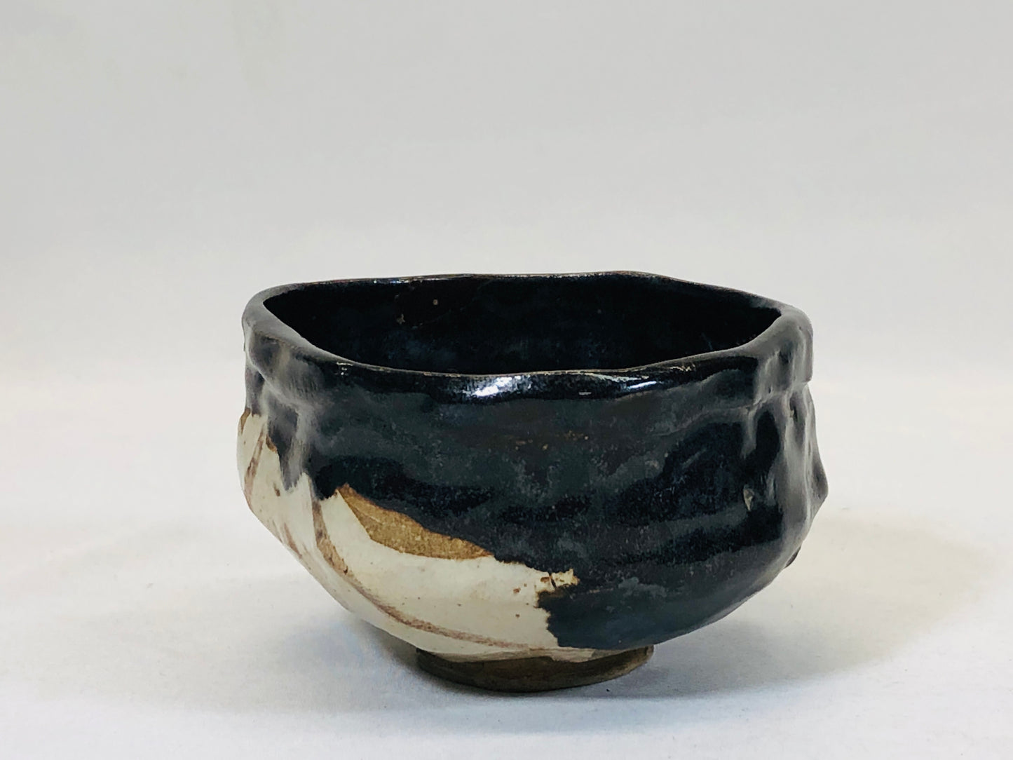 Y5218 CHAWAN Oribe-ware black signed Japan antique tea ceremony pottery bowl