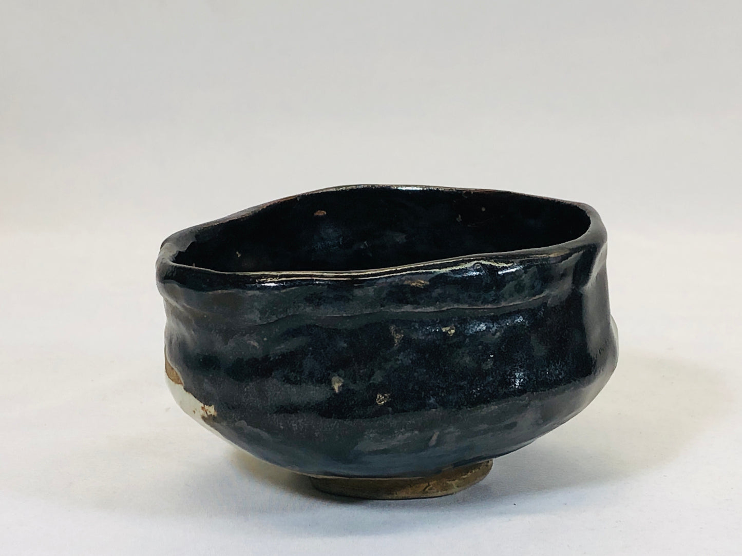 Y5218 CHAWAN Oribe-ware black signed Japan antique tea ceremony pottery bowl