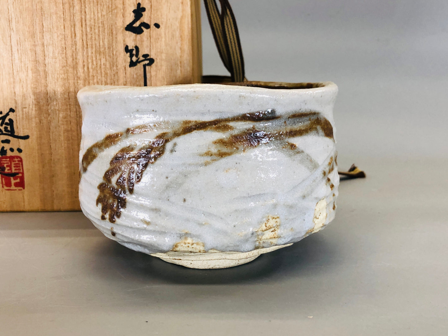 Y5403 CHAWAN Shino-ware signed box Japan antique tea ceremony pottery vintage