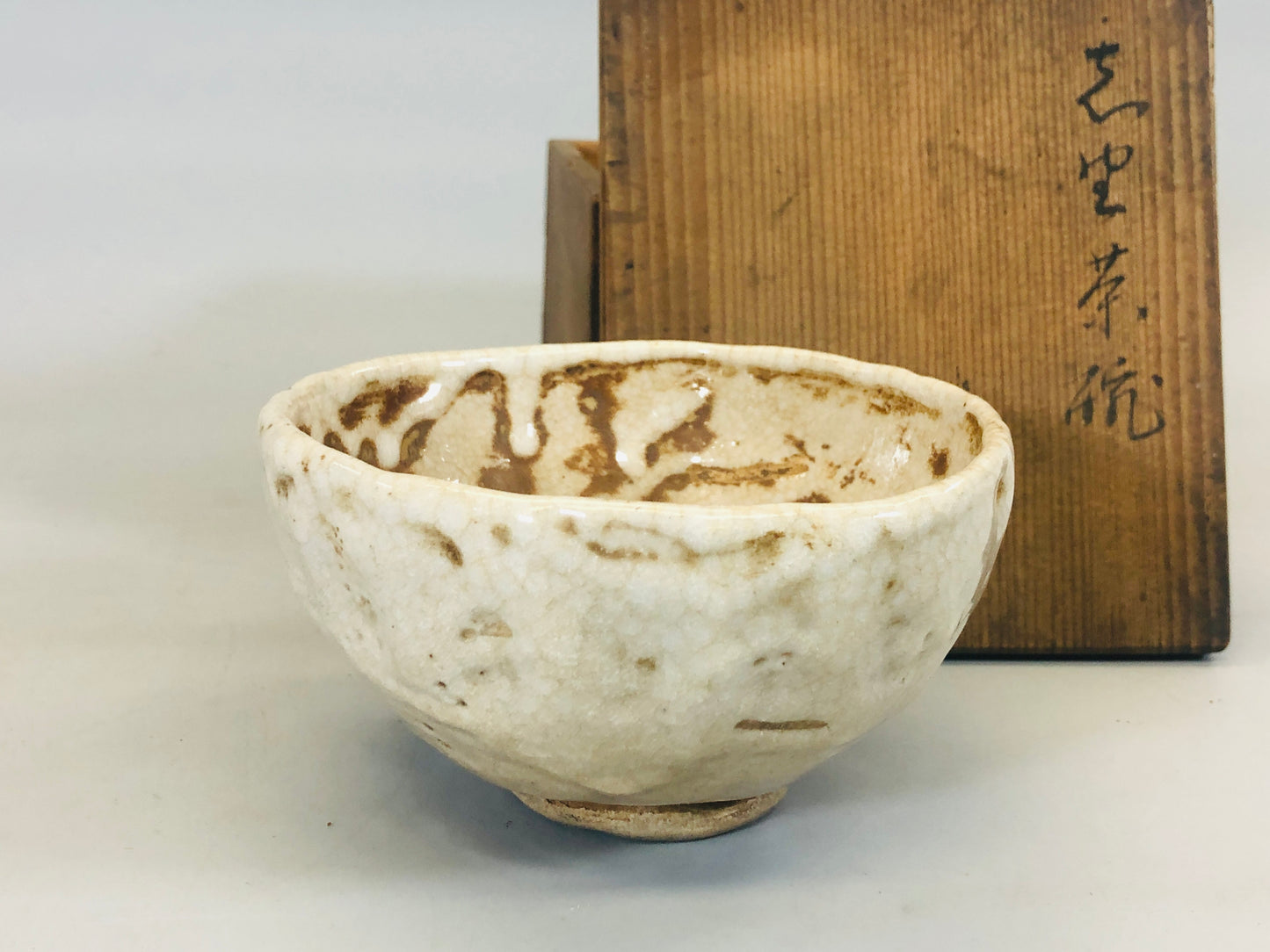 Y5477 CHAWAN Shino-ware signed box Japan antique tea ceremony bowl pottery
