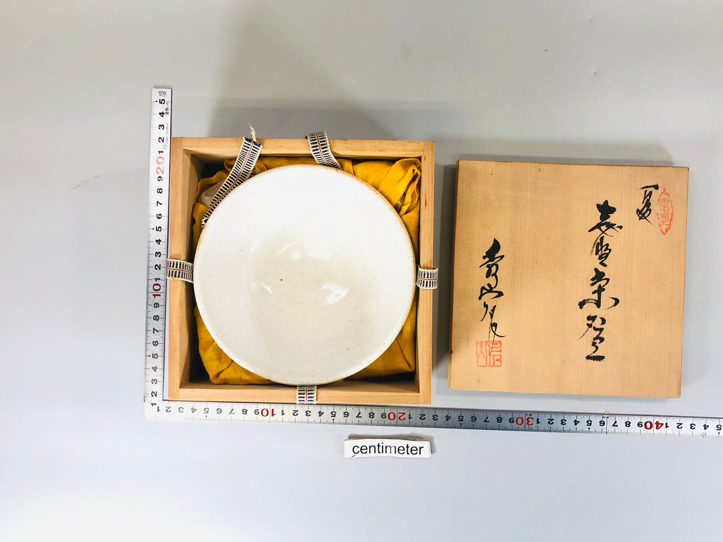 Y5536 CHAWAN Shino-ware flat signed box summer Japan antique tea ceremony bowl