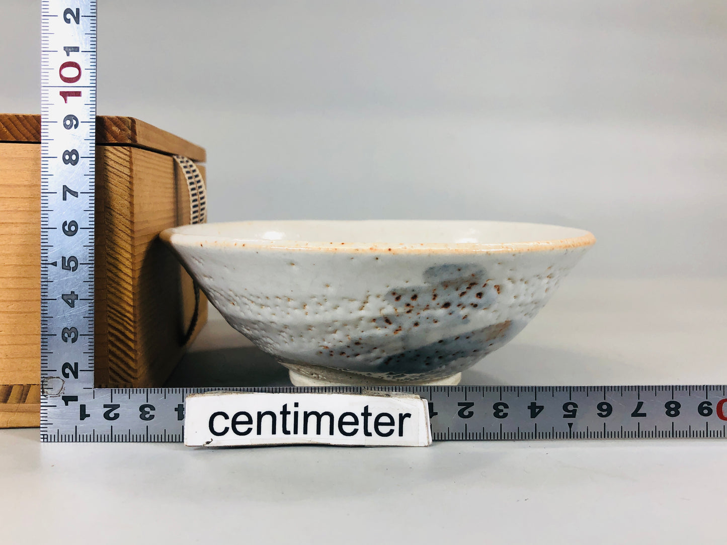 Y5536 CHAWAN Shino-ware flat signed box summer Japan antique tea ceremony bowl