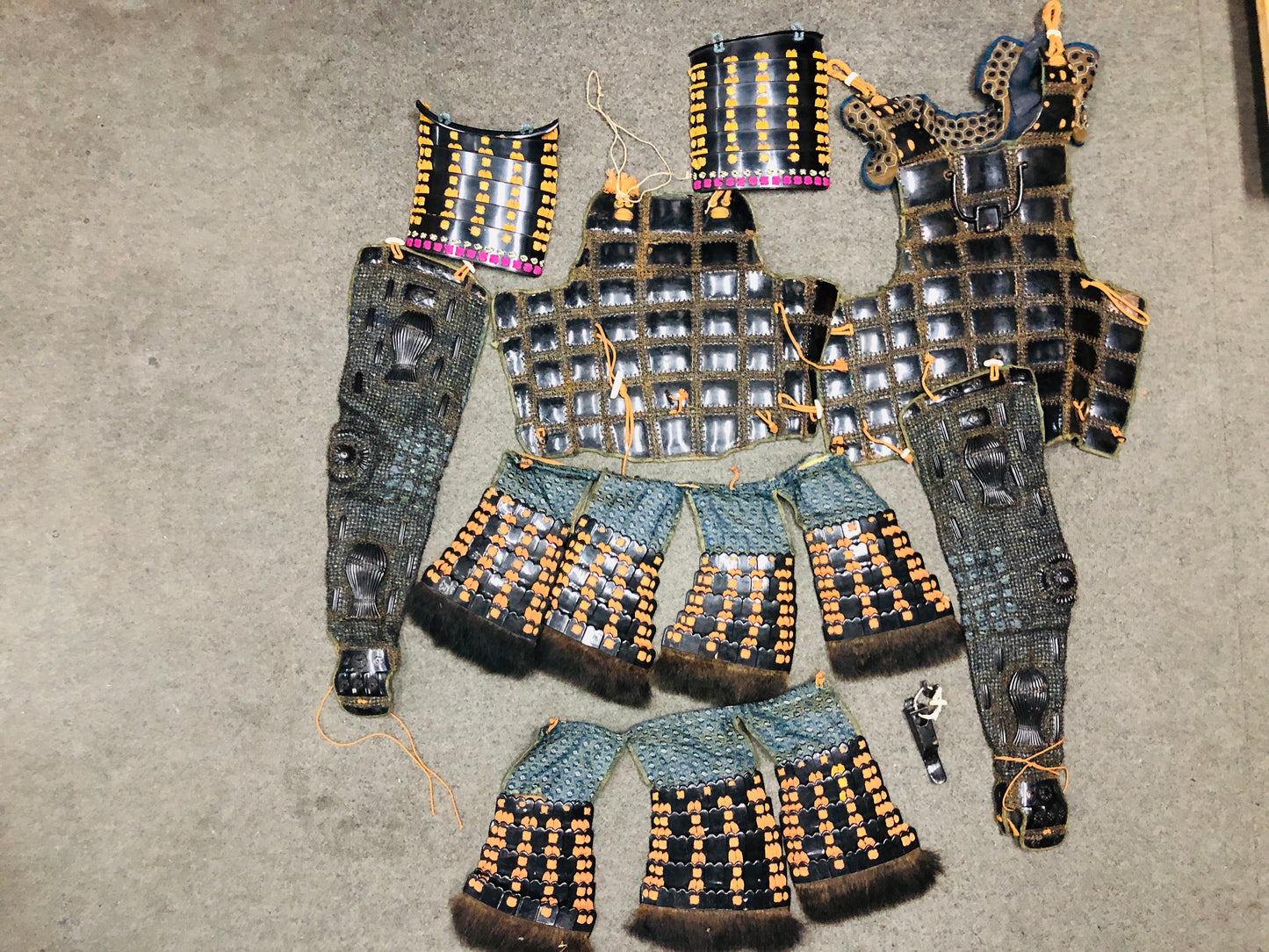 Y5568 YOROI Samurai armor set torso leg guard kote sleeves box Japan antique
