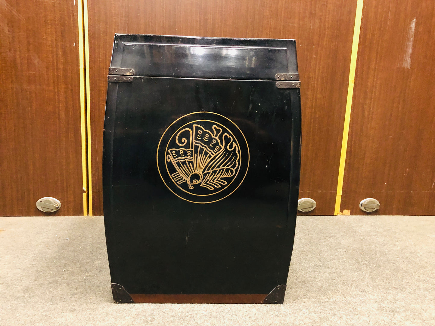 Y5755 YOROI BOX samurai armor chest box storage family crest Makie Japan antique