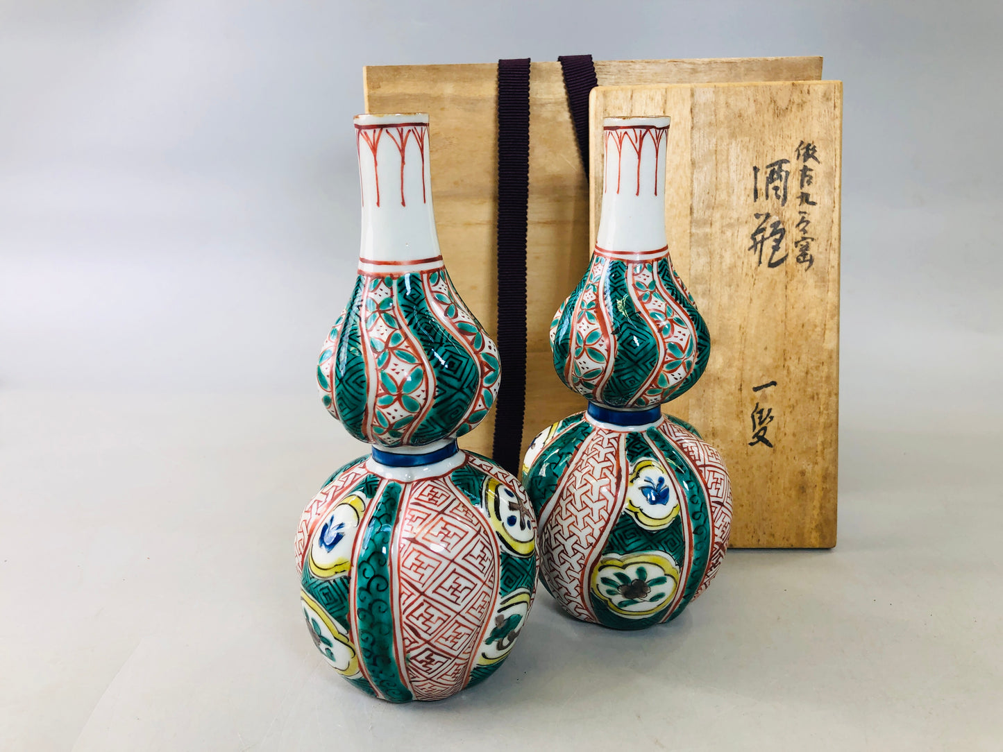 Y5906 CHOUSHI Kutani-ware tokkuri Sake bottle pair color picture Japan antique