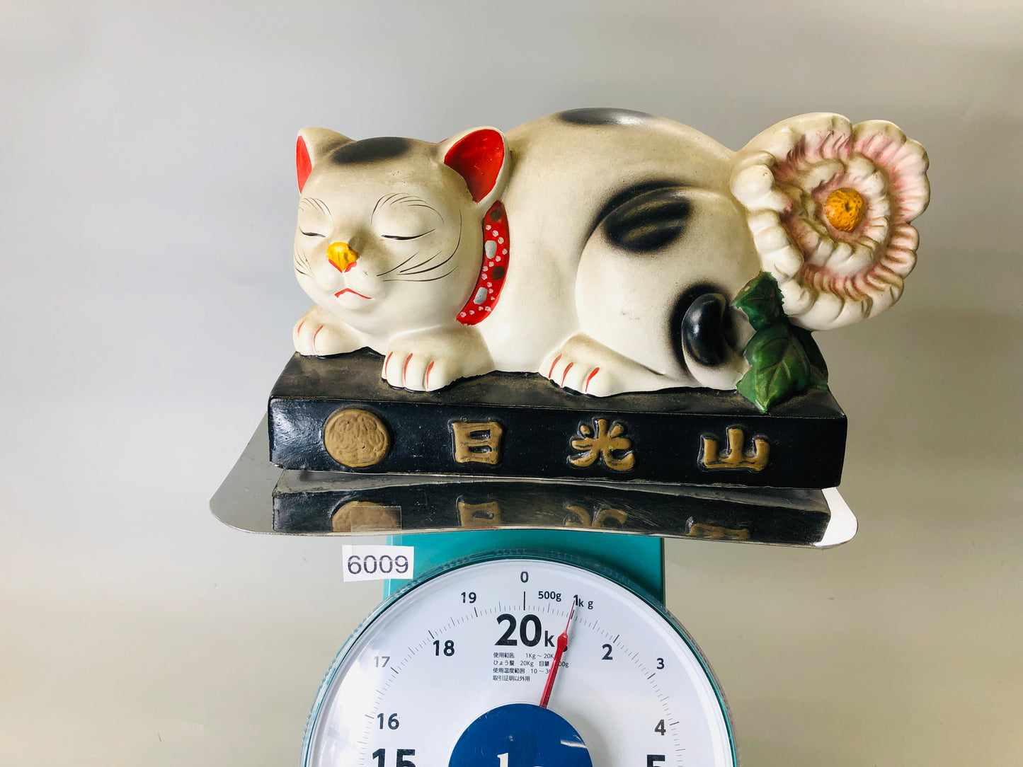 Y6009 OKIMONO Ceramic sleeping cat figurine figure Japan antique interior decor