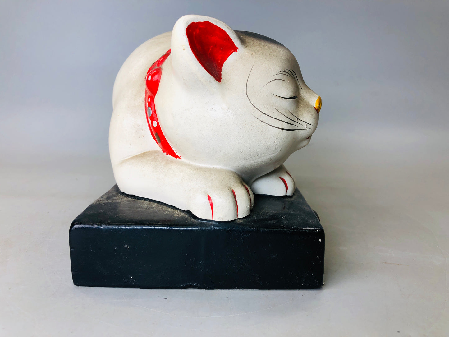 Y6009 OKIMONO Ceramic sleeping cat figurine figure Japan antique interior decor