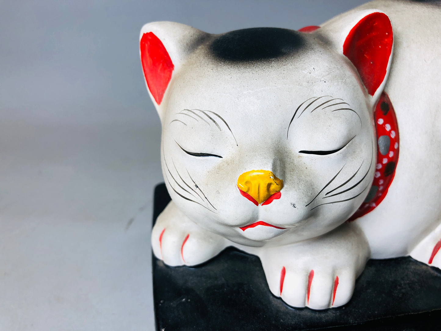 Y6009 OKIMONO Ceramic sleeping cat figurine figure Japan antique interior decor