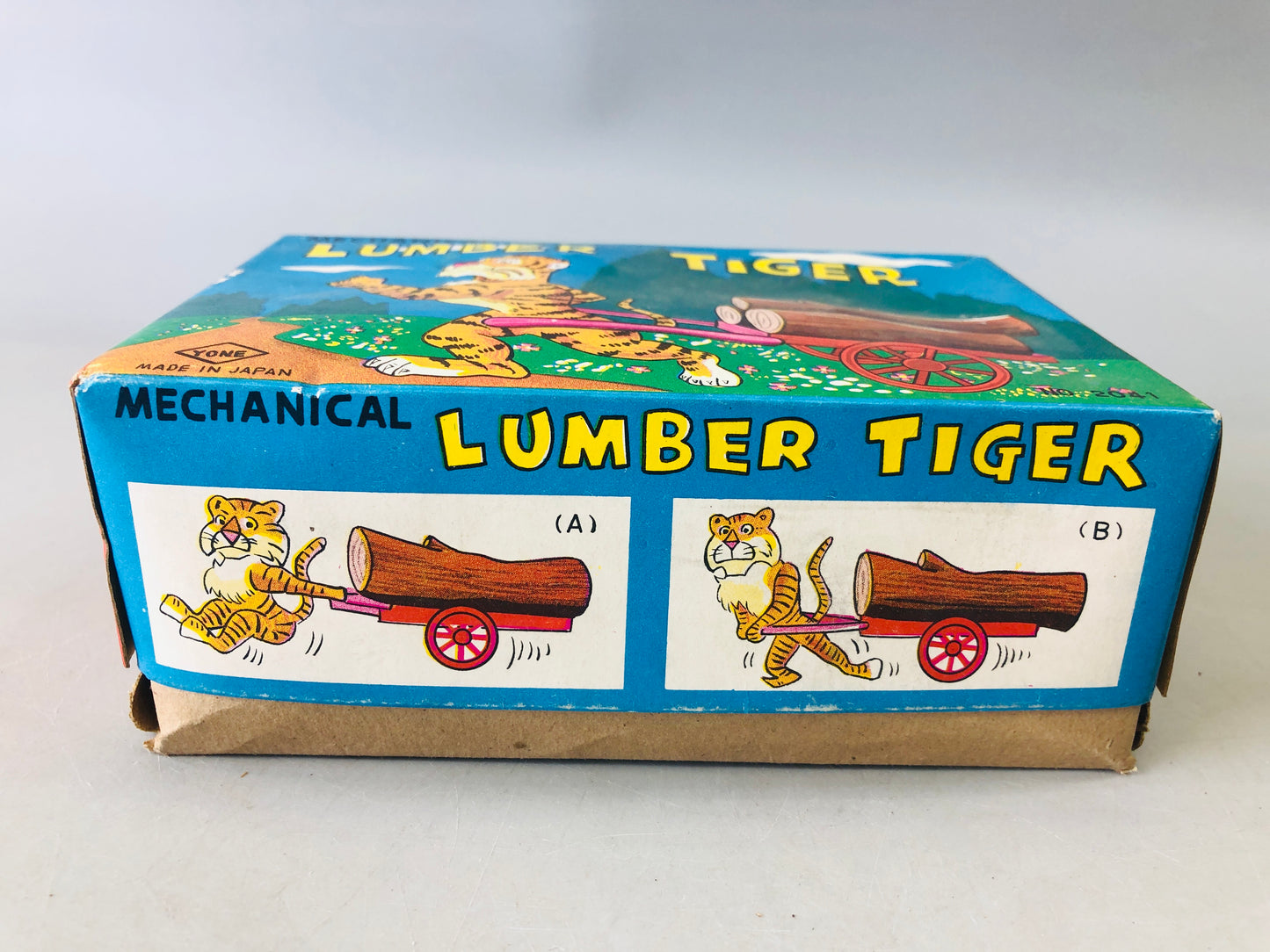 Y6044 TIN TOY Mechanical Lumber Tiger box Japan antique vintage interior decor