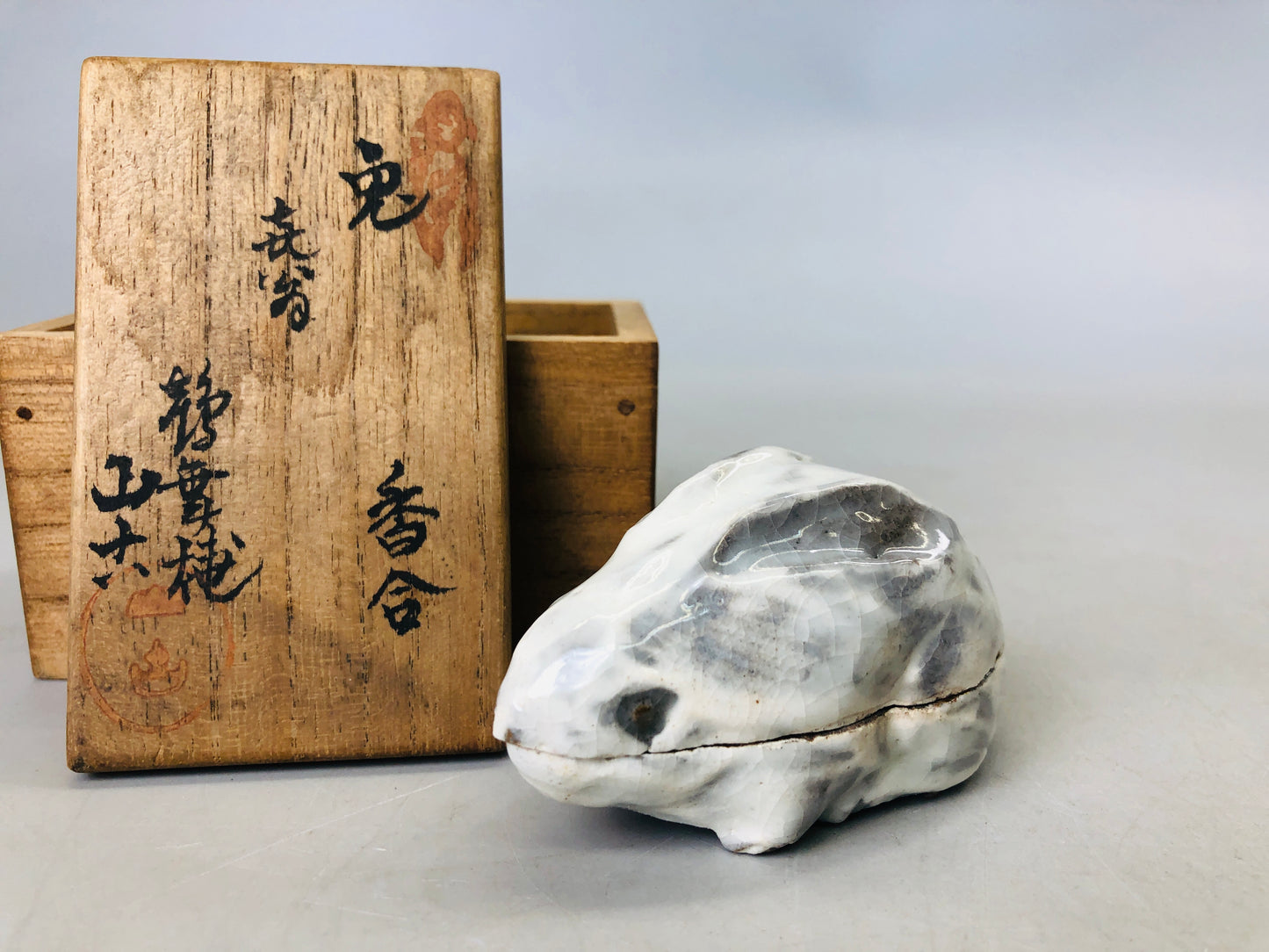 Y6081 [VIDEO] BOX Tsurumai-ware rabbit signed Japan antique incense case fragrance aroma