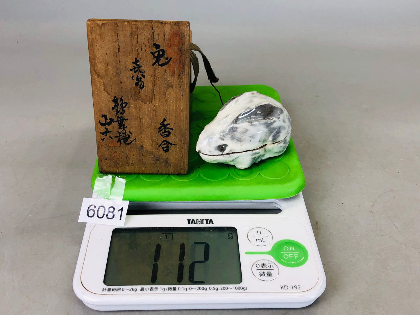 Y6081 [VIDEO] BOX Tsurumai-ware rabbit signed Japan antique incense case fragrance aroma