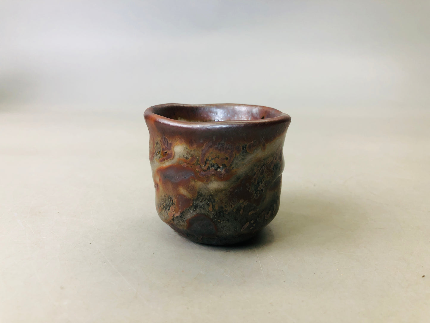 Y6093 [VIDEO] CHAWAN Shino-ware Guinomi large sake cup signed box Japan antique pottery