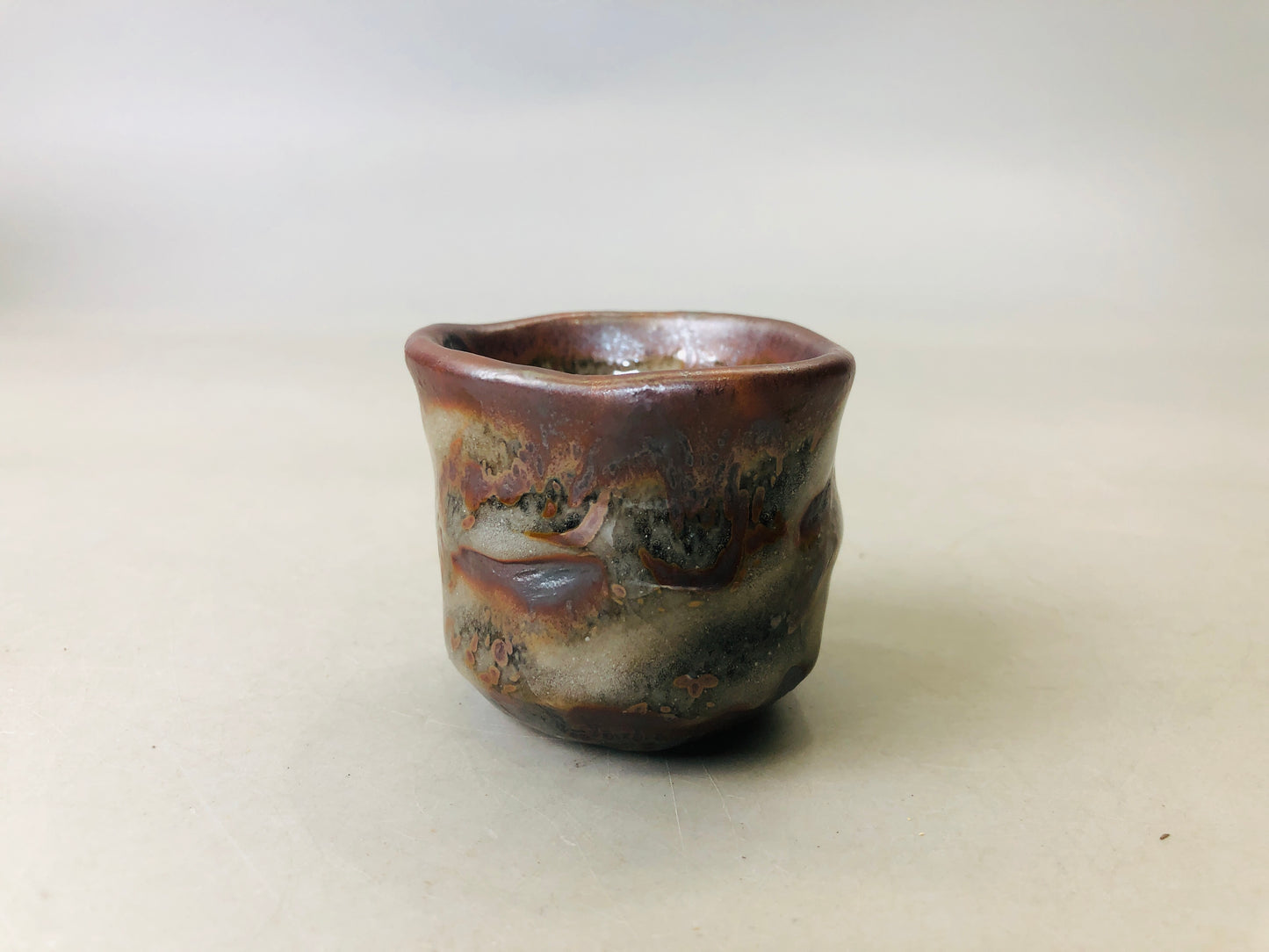 Y6093 [VIDEO] CHAWAN Shino-ware Guinomi large sake cup signed box Japan antique pottery