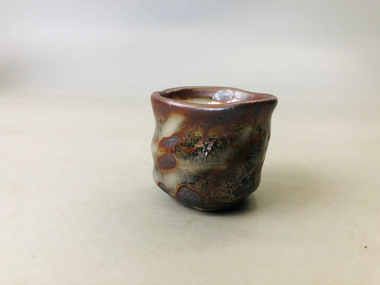 Y6093 [VIDEO] CHAWAN Shino-ware Guinomi large sake cup signed box Japan antique pottery