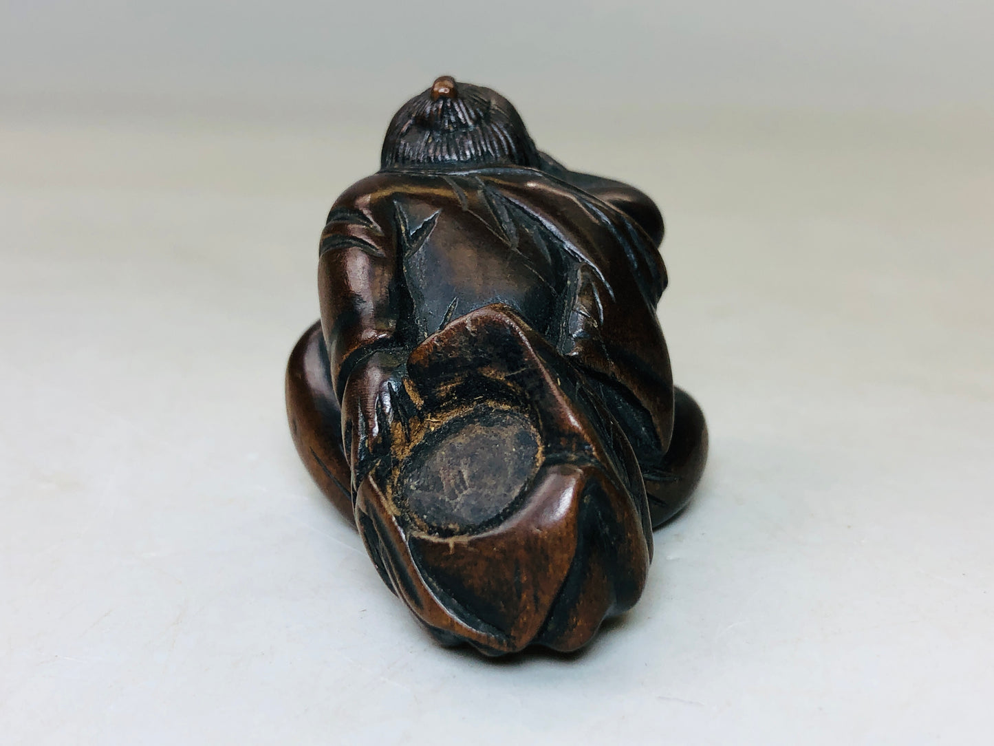 Y6108 [VIDEO] NETSUKE wood carving man signed Japan traditional antique kimono accessory