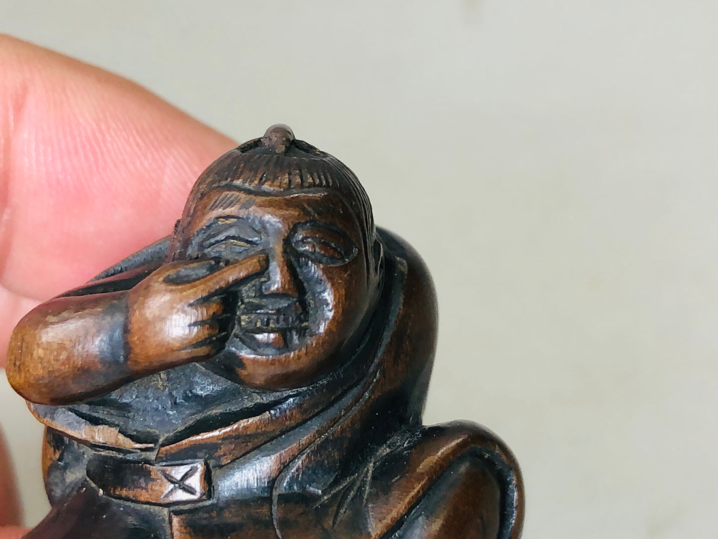 Y6108 [VIDEO] NETSUKE wood carving man signed Japan traditional antique kimono accessory