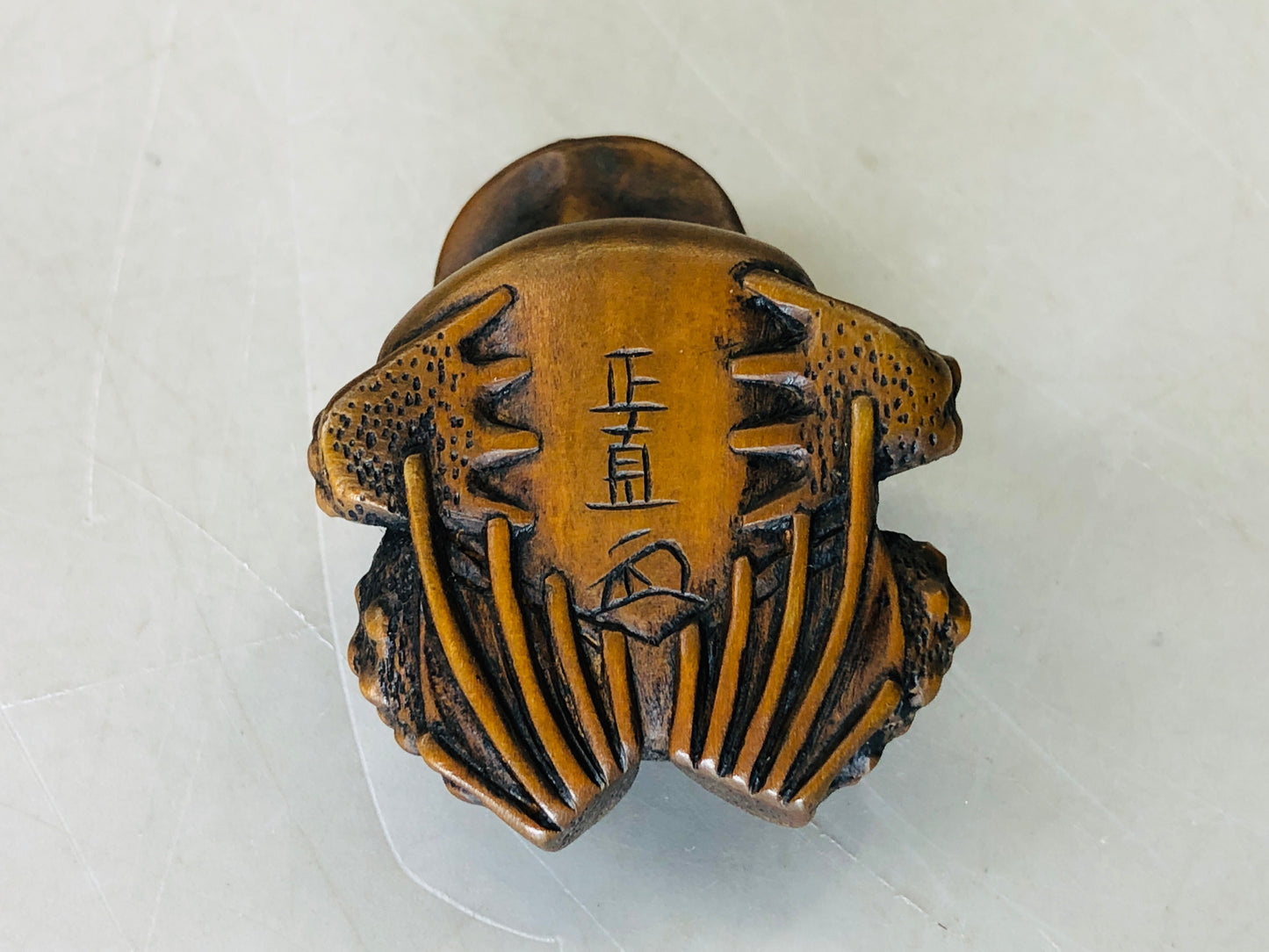 Y6110 [VIDEO] NETSUKE wood carving Frog signed Japan antique kimono accessory vintage