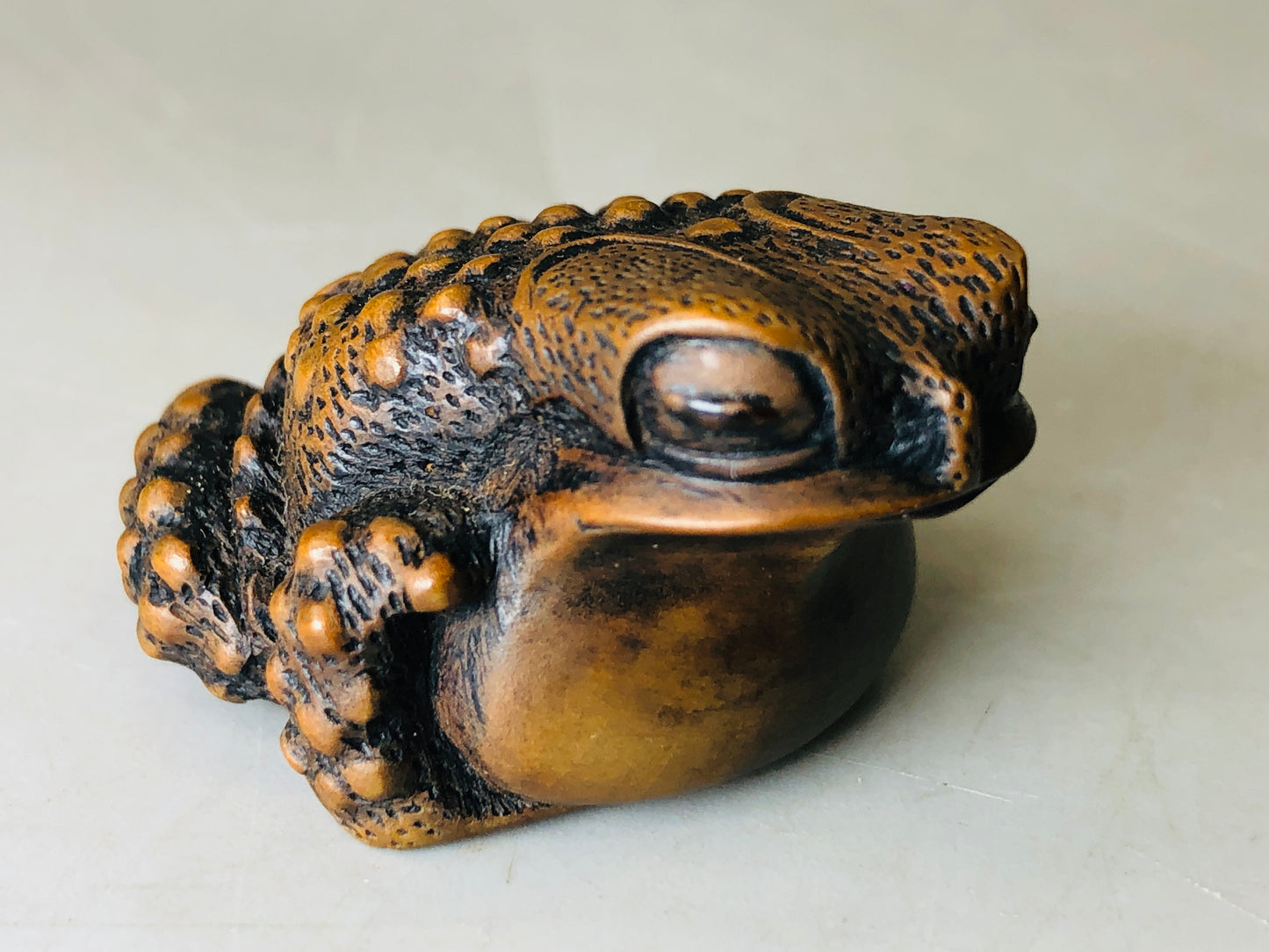Y6110 [VIDEO] NETSUKE wood carving Frog signed Japan antique kimono accessory vintage