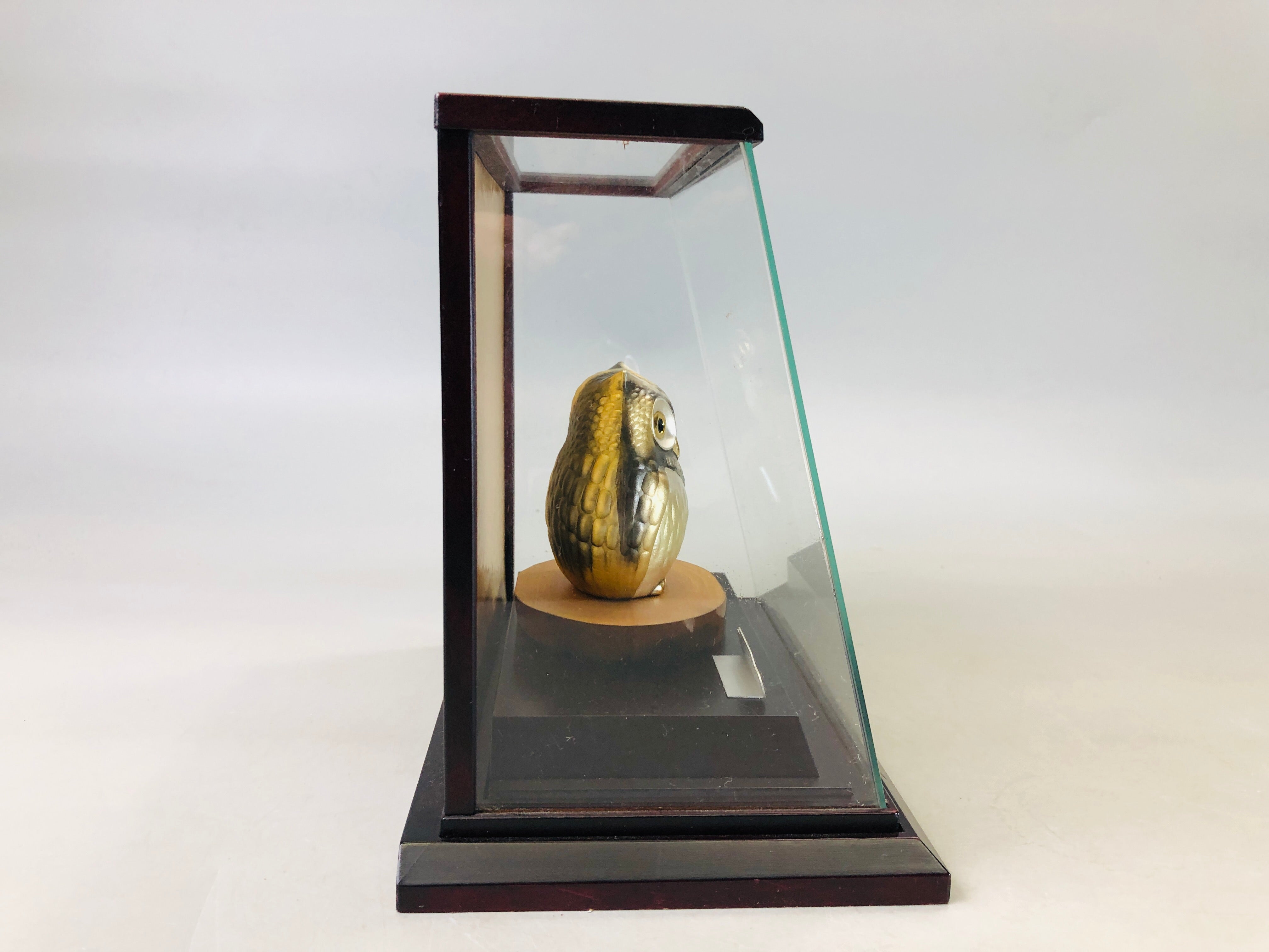Y6115 [VIDEO] OKIMONO Silver owl figurine signed glass case