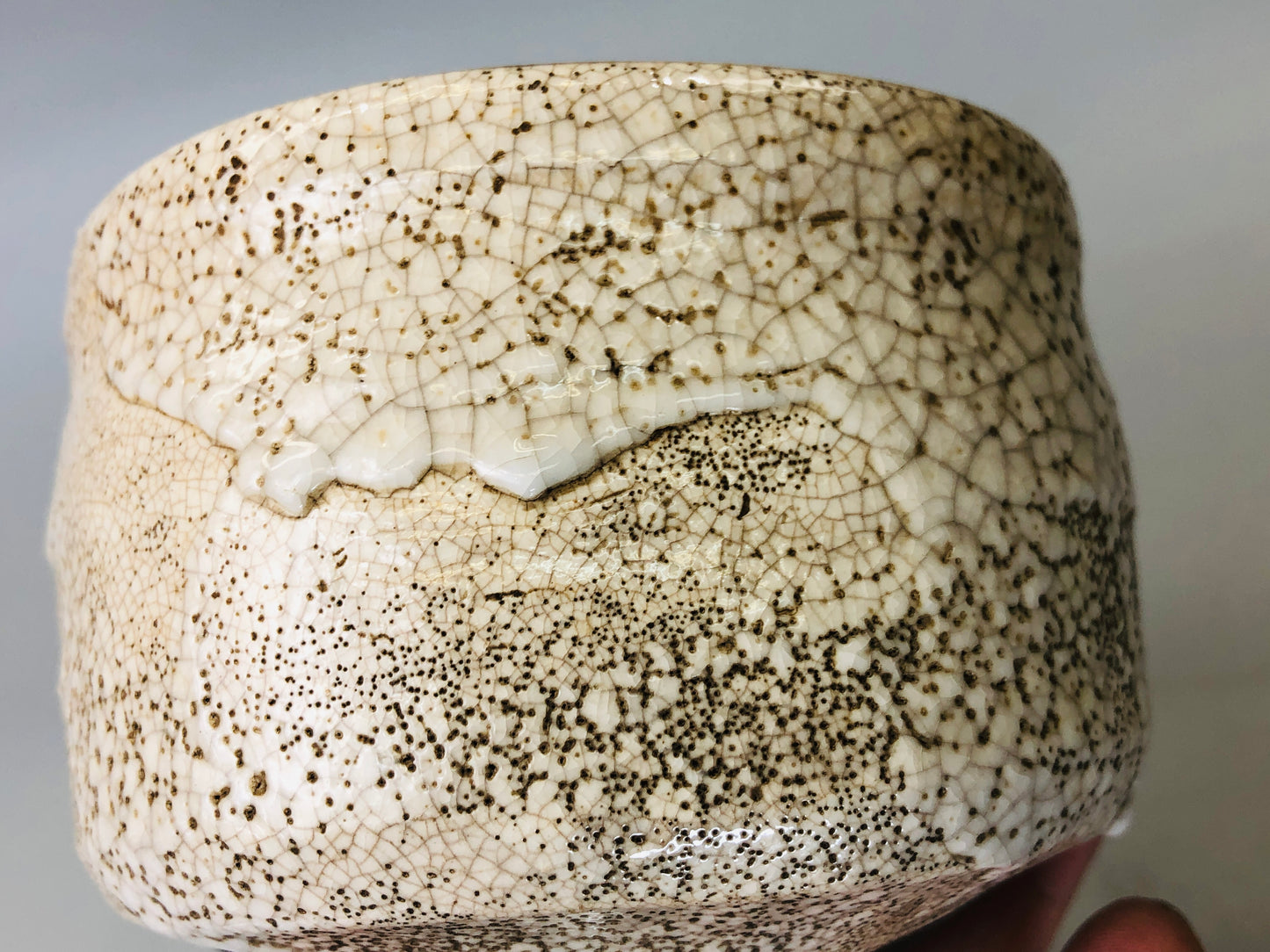 Y6147 [VIDEO] CHAWAN Shino-ware bowl signed Japan antique tea ceremony vintage pottery