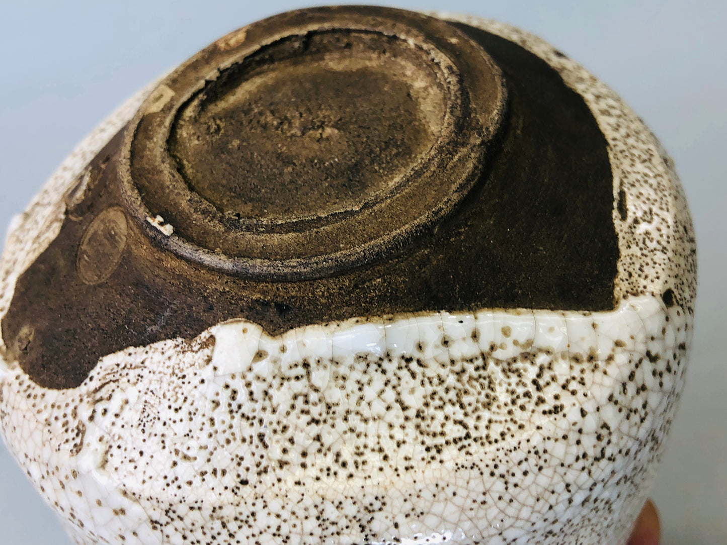 Y6147 [VIDEO] CHAWAN Shino-ware bowl signed Japan antique tea ceremony vintage pottery