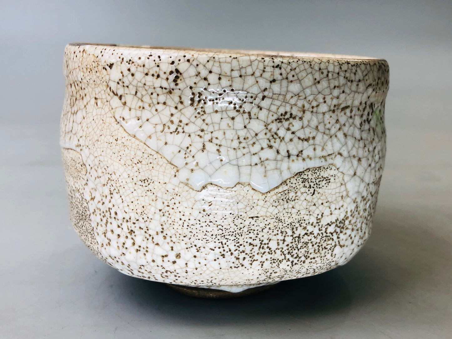 Y6147 [VIDEO] CHAWAN Shino-ware bowl signed Japan antique tea ceremony vintage pottery