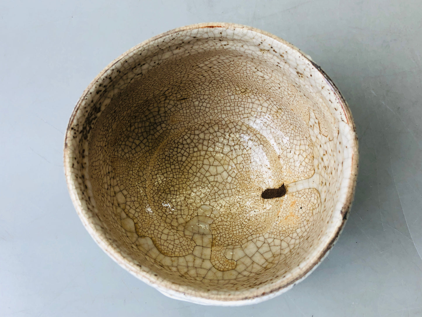 Y6147 [VIDEO] CHAWAN Shino-ware bowl signed Japan antique tea ceremony vintage pottery
