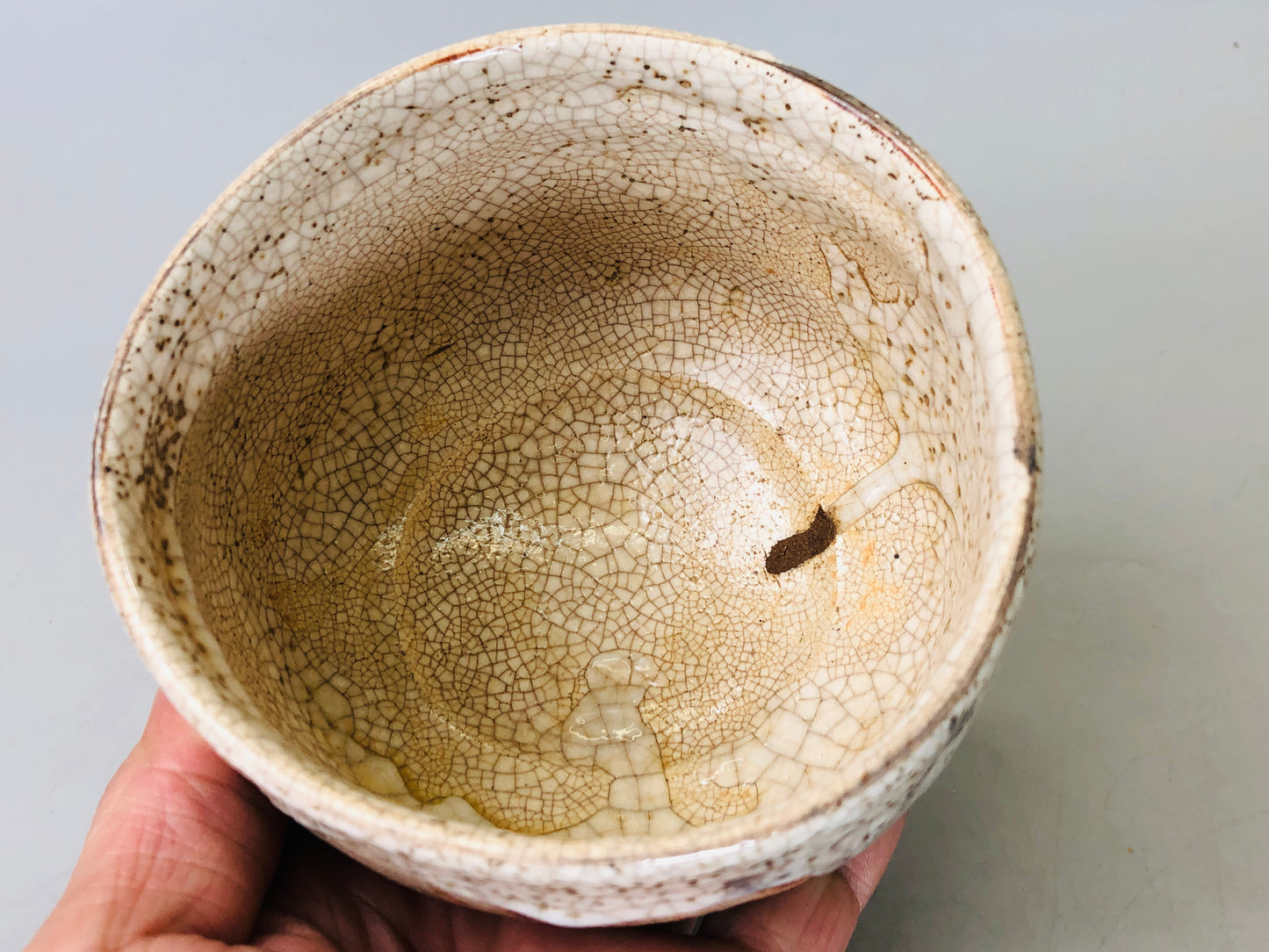 Y6147 [VIDEO] CHAWAN Shino-ware bowl signed Japan antique tea ceremony vintage pottery
