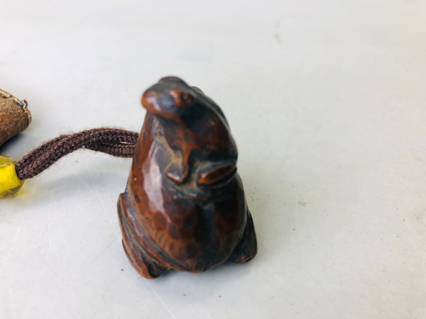 Y6167 [VIDEO] NETSUKE wood carving Frog family Japan antique kimono accessory vintage