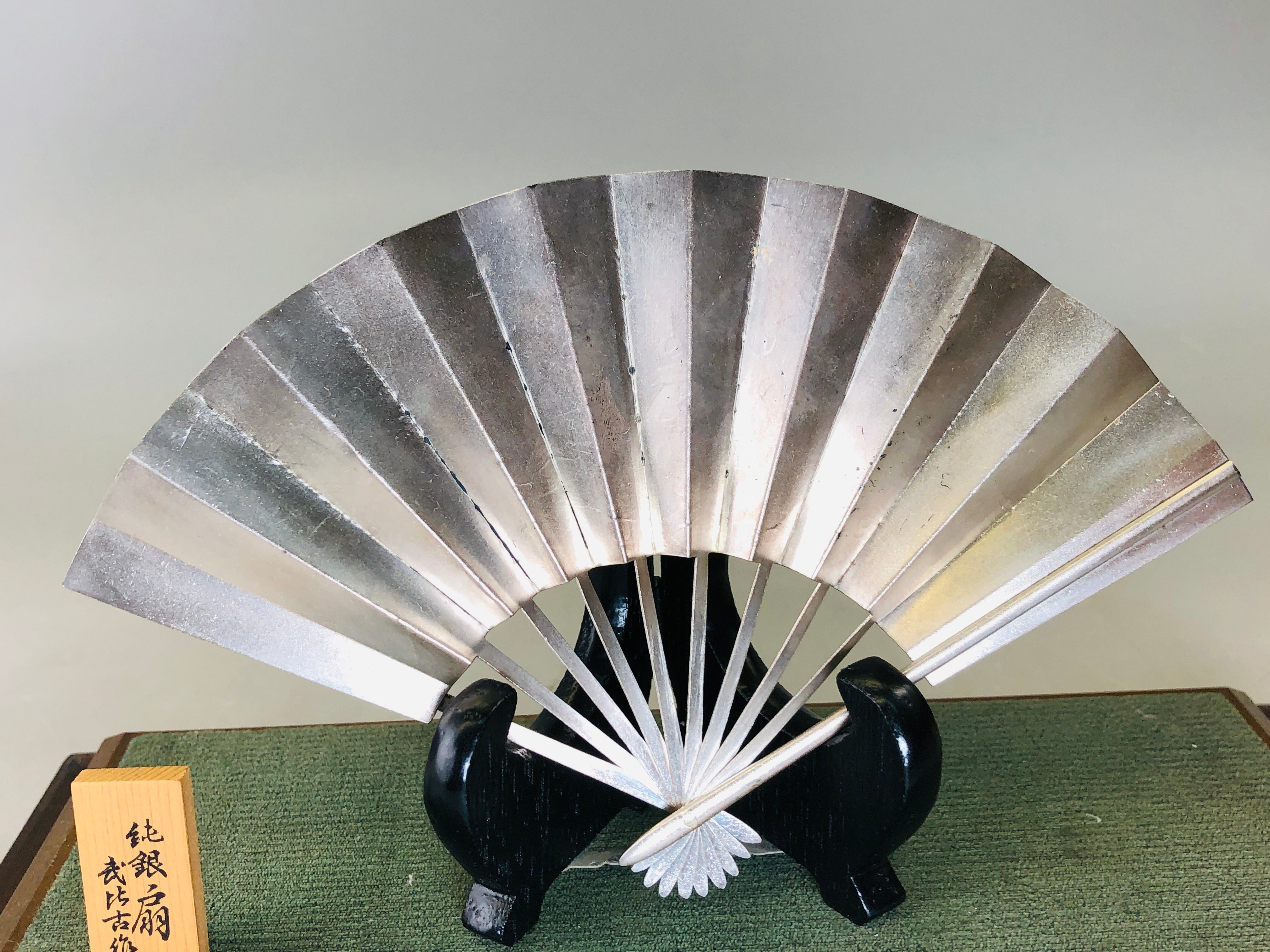 Y6304 「VIDEO] OKIMONO Sterling silver Folding fan glass case