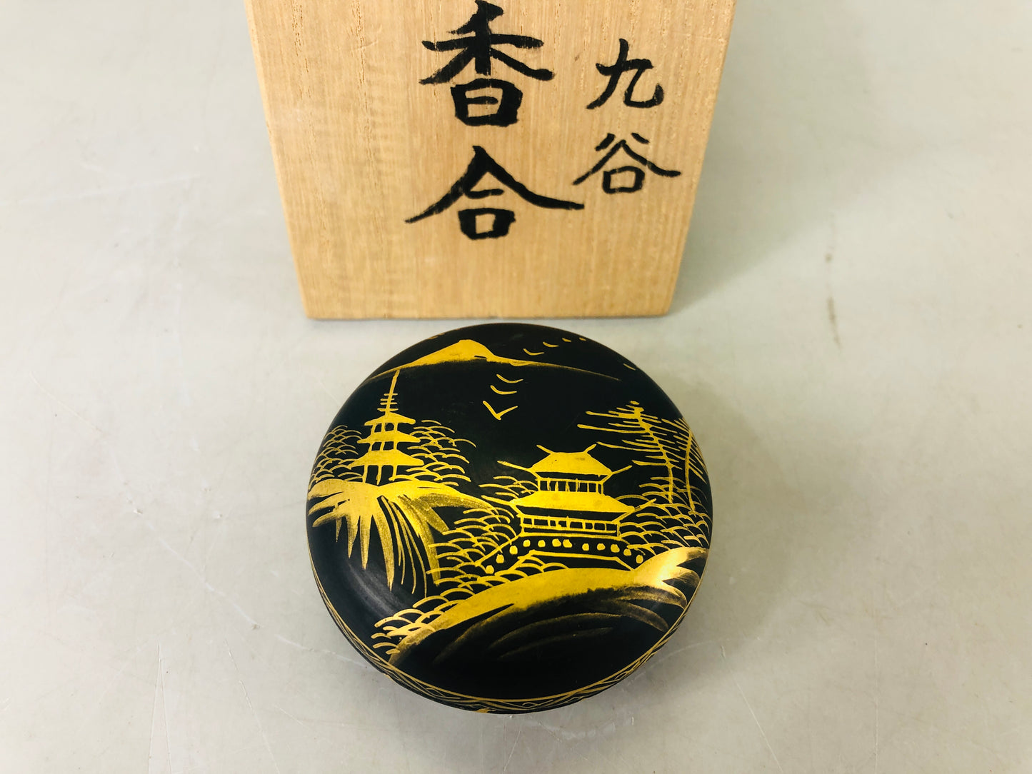 Y6371 [VIDEO] BOX Kutani-ware signed gold color Japan antique incense fragrance aroma