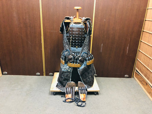 Y6406 [VIDEO] YOROI Samurai armor set torso leg guard kote sleeves box Japan antique