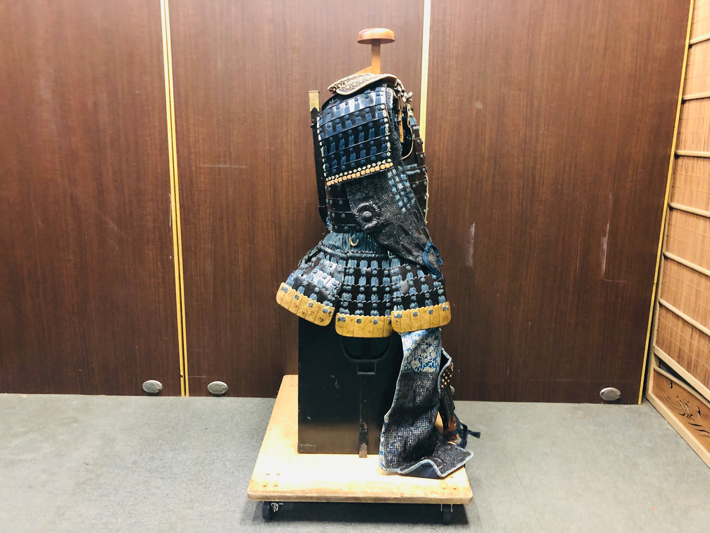 Y6406 [VIDEO] YOROI Samurai armor set torso leg guard kote sleeves box Japan antique