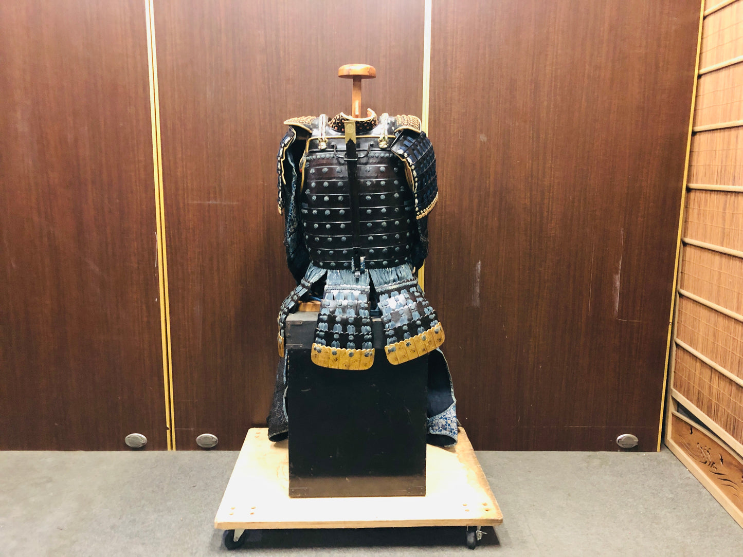 Y6406 [VIDEO] YOROI Samurai armor set torso leg guard kote sleeves box Japan antique