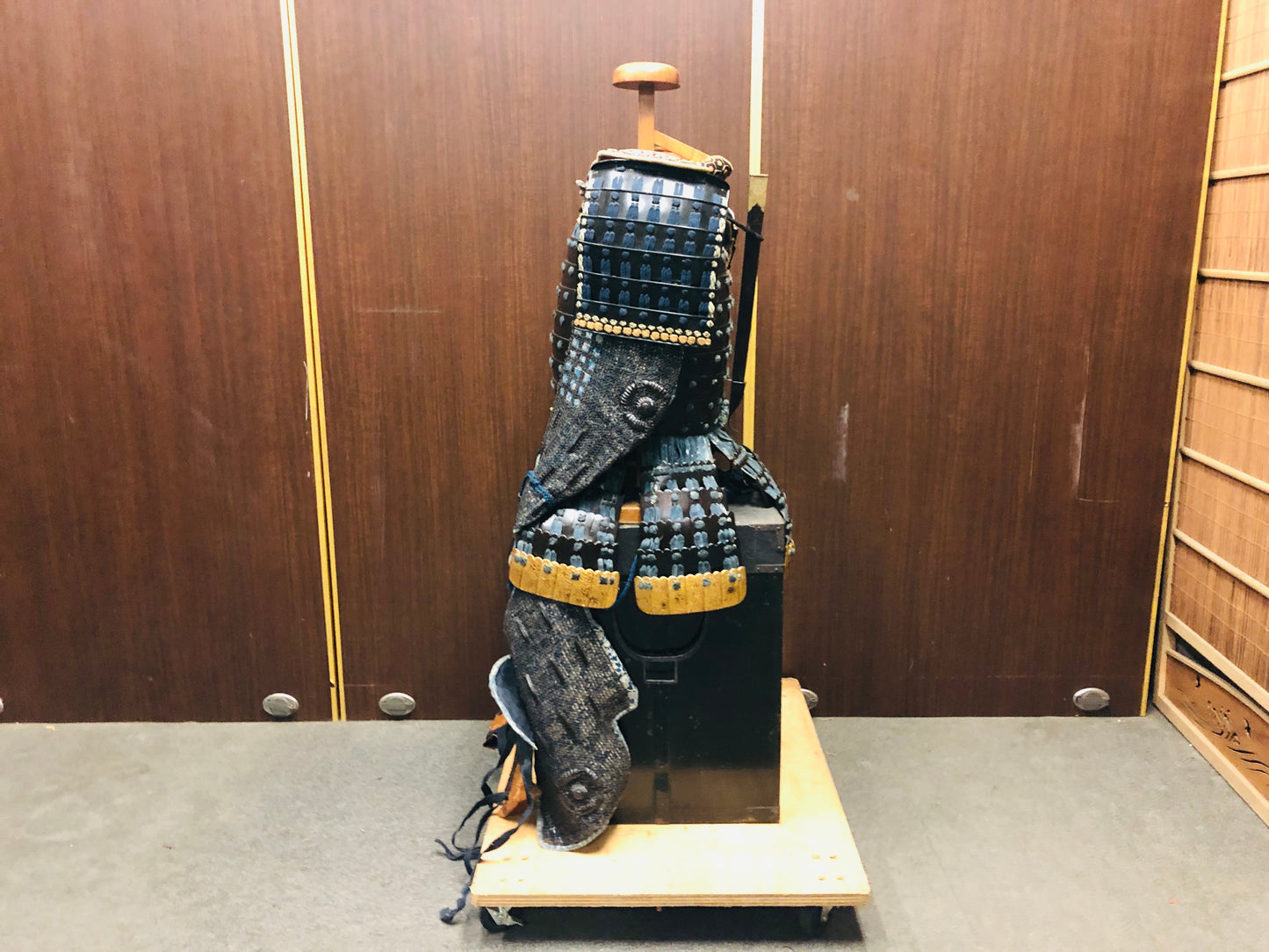 Y6406 [VIDEO] YOROI Samurai armor set torso leg guard kote sleeves box Japan antique