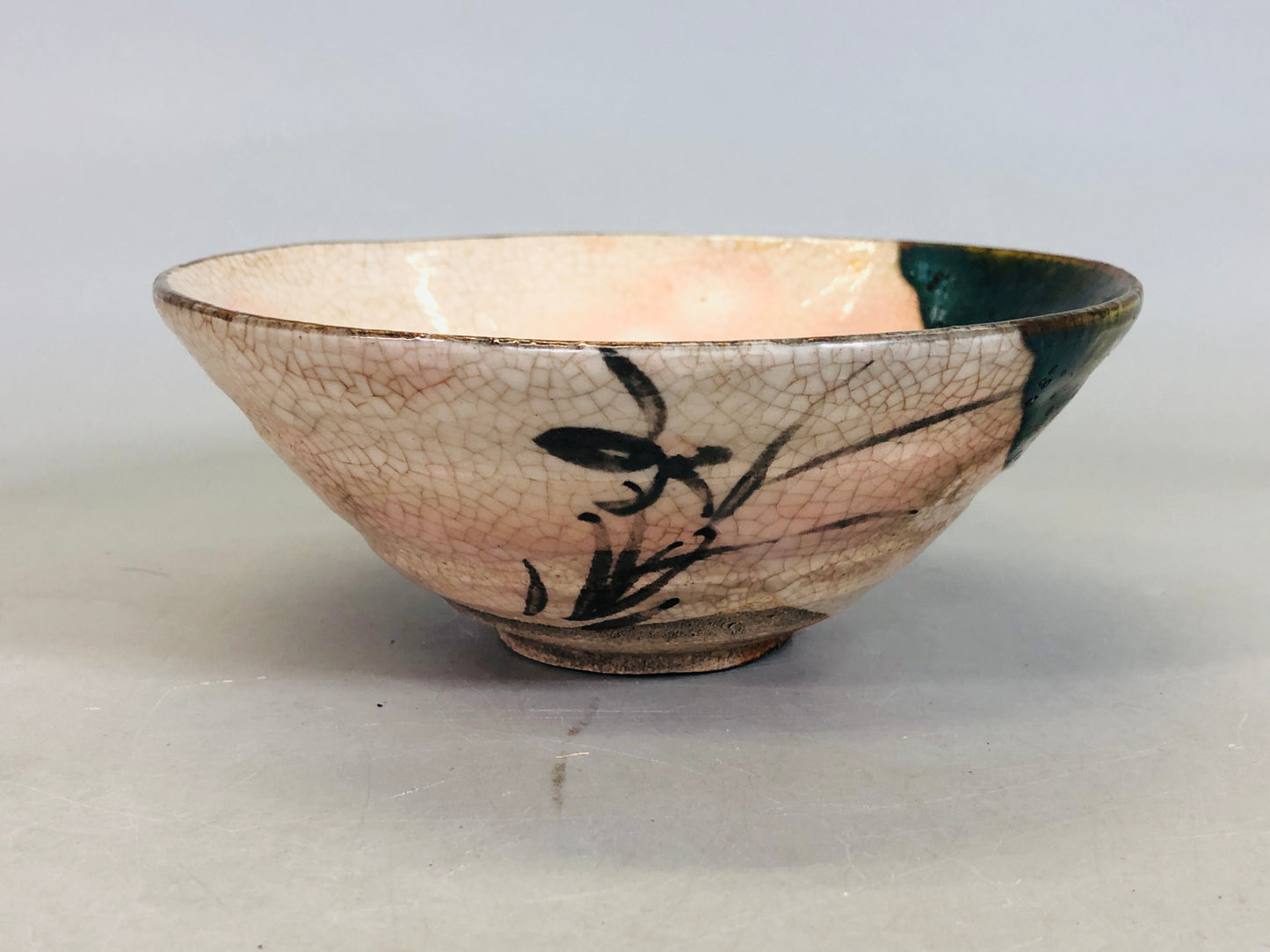 Y6435 [VIDEO] CHAWAN Oribe-ware flat bowl Japan antique tea ceremony pottery cup vintage