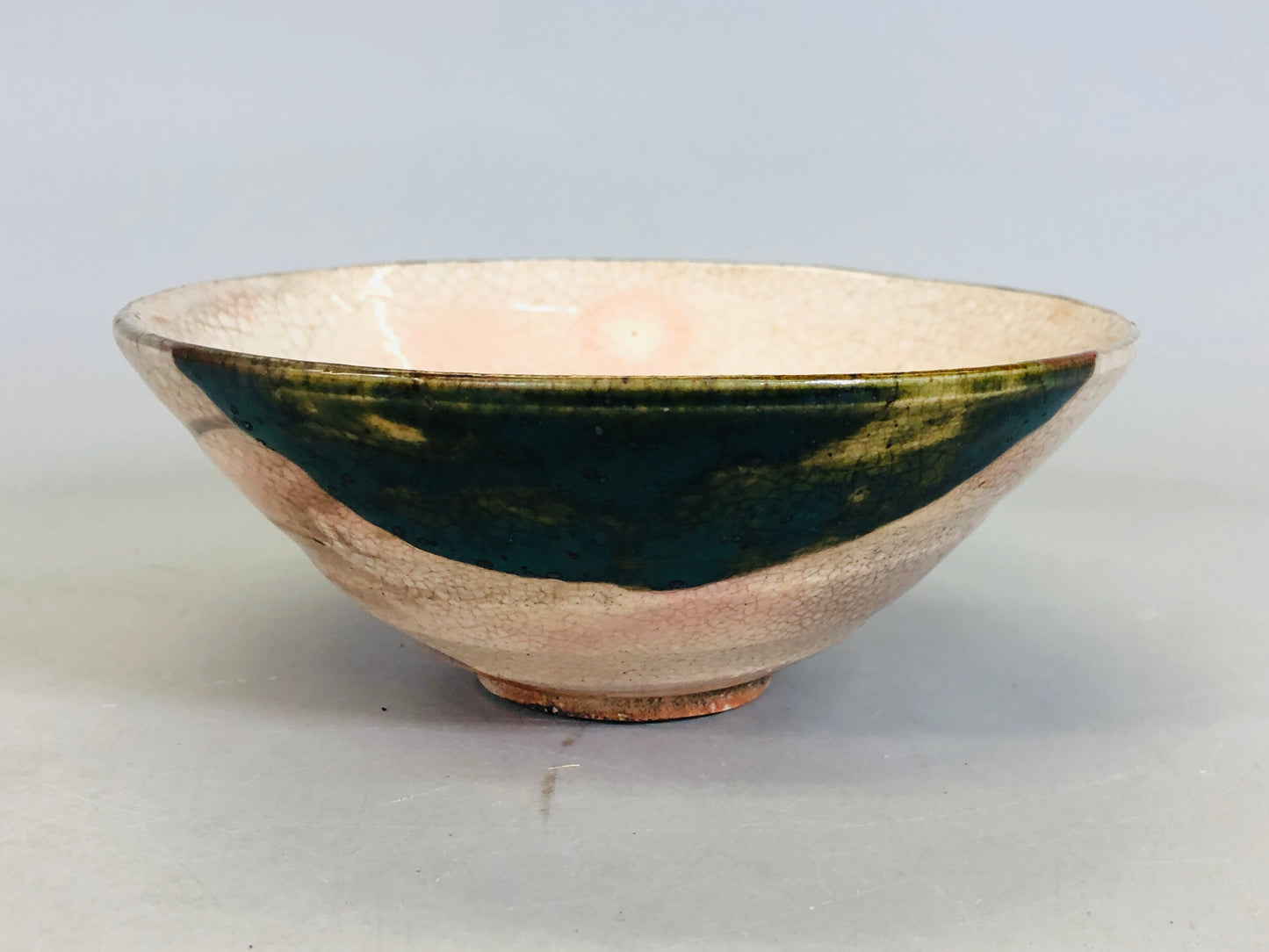 Y6435 [VIDEO] CHAWAN Oribe-ware flat bowl Japan antique tea ceremony pottery cup vintage