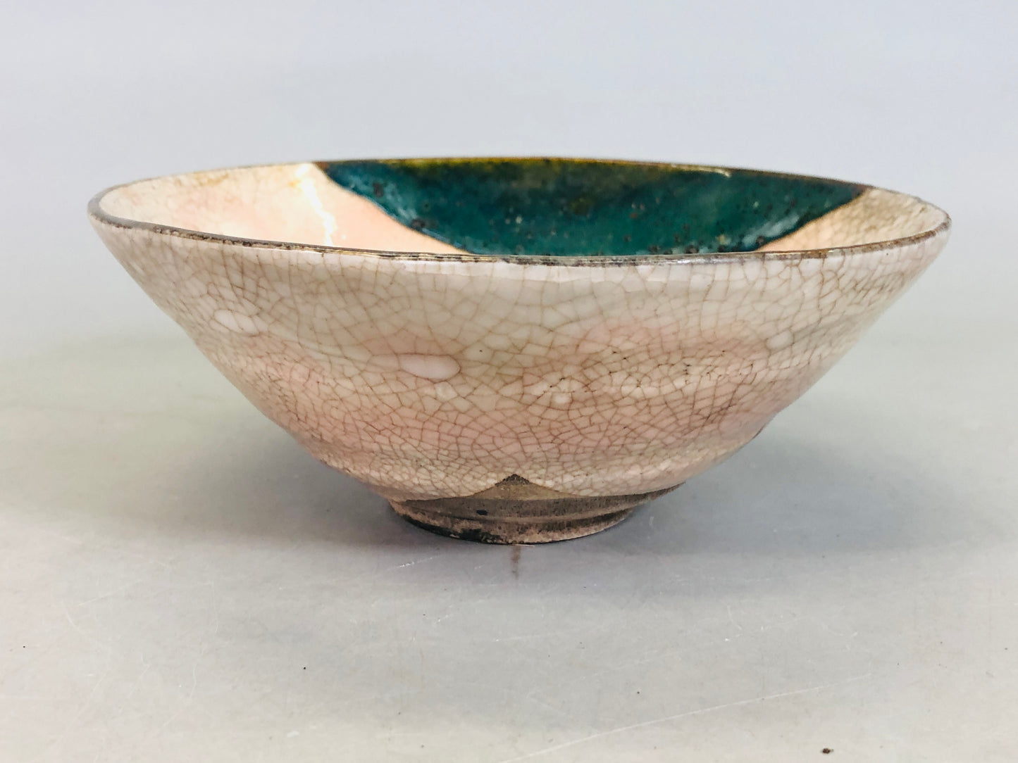 Y6435 [VIDEO] CHAWAN Oribe-ware flat bowl Japan antique tea ceremony pottery cup vintage