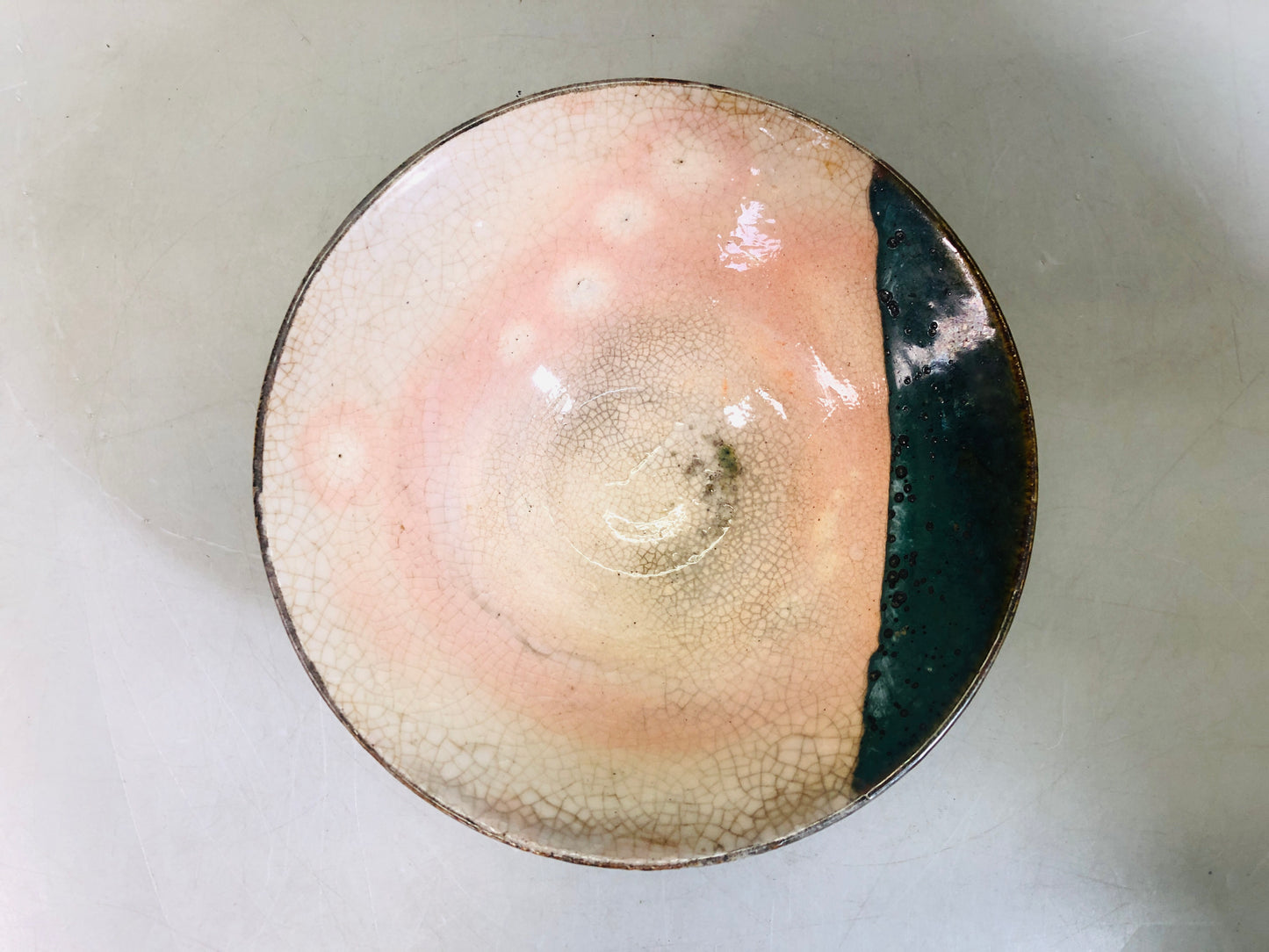 Y6435 [VIDEO] CHAWAN Oribe-ware flat bowl Japan antique tea ceremony pottery cup vintage