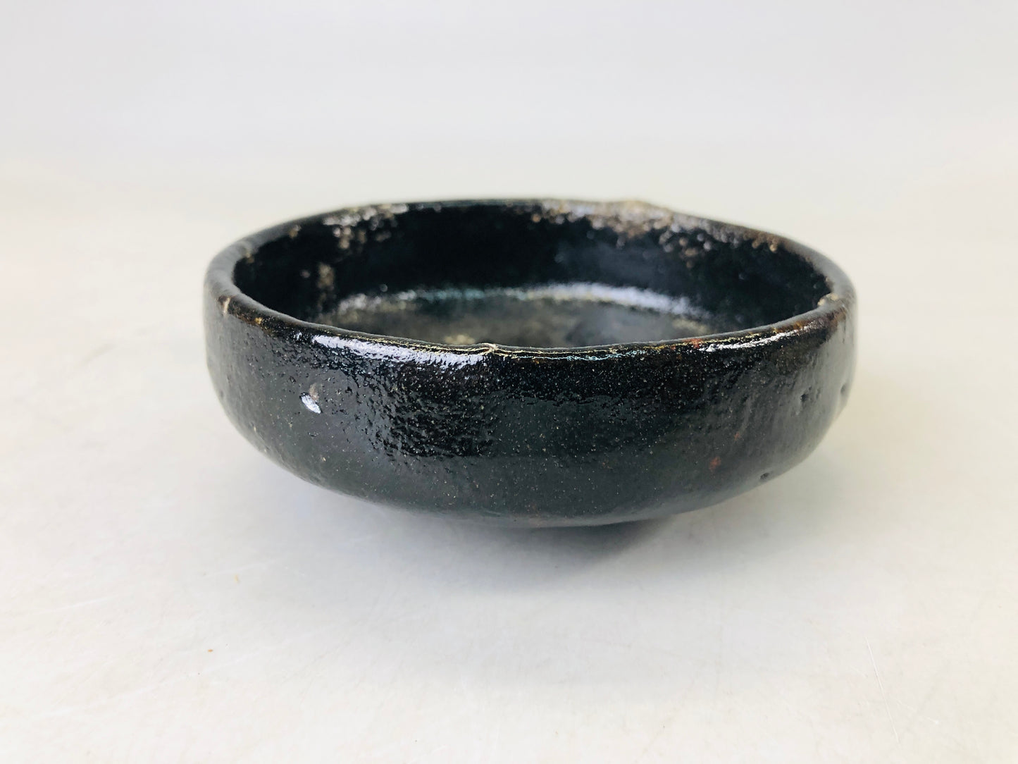 Y6571 [VIDEO]CHAWAN Raku-ware black flat signed Badarai bowl Japan antique tea ceremony