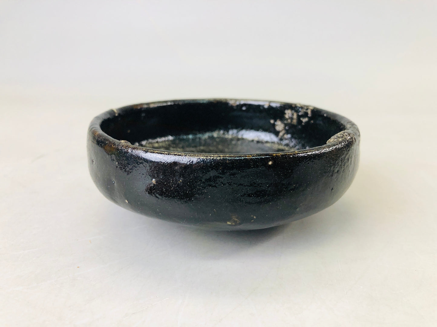 Y6571 [VIDEO]CHAWAN Raku-ware black flat signed Badarai bowl Japan antique tea ceremony