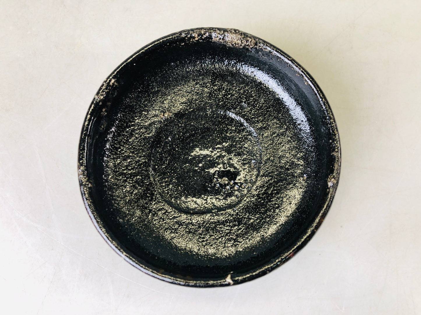 Y6571 [VIDEO]CHAWAN Raku-ware black flat signed Badarai bowl Japan antique tea ceremony