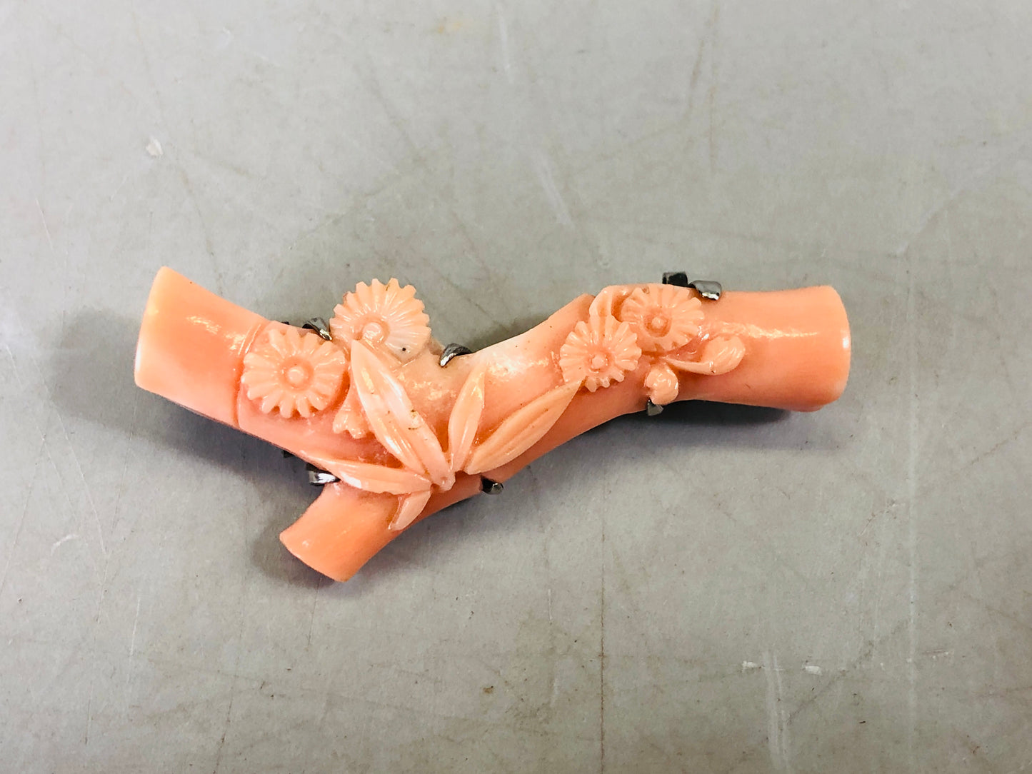 Y6577 [VIDEO] OBIDOME Sash Clip brooch Coral engraving Japan Kimono accessory antique